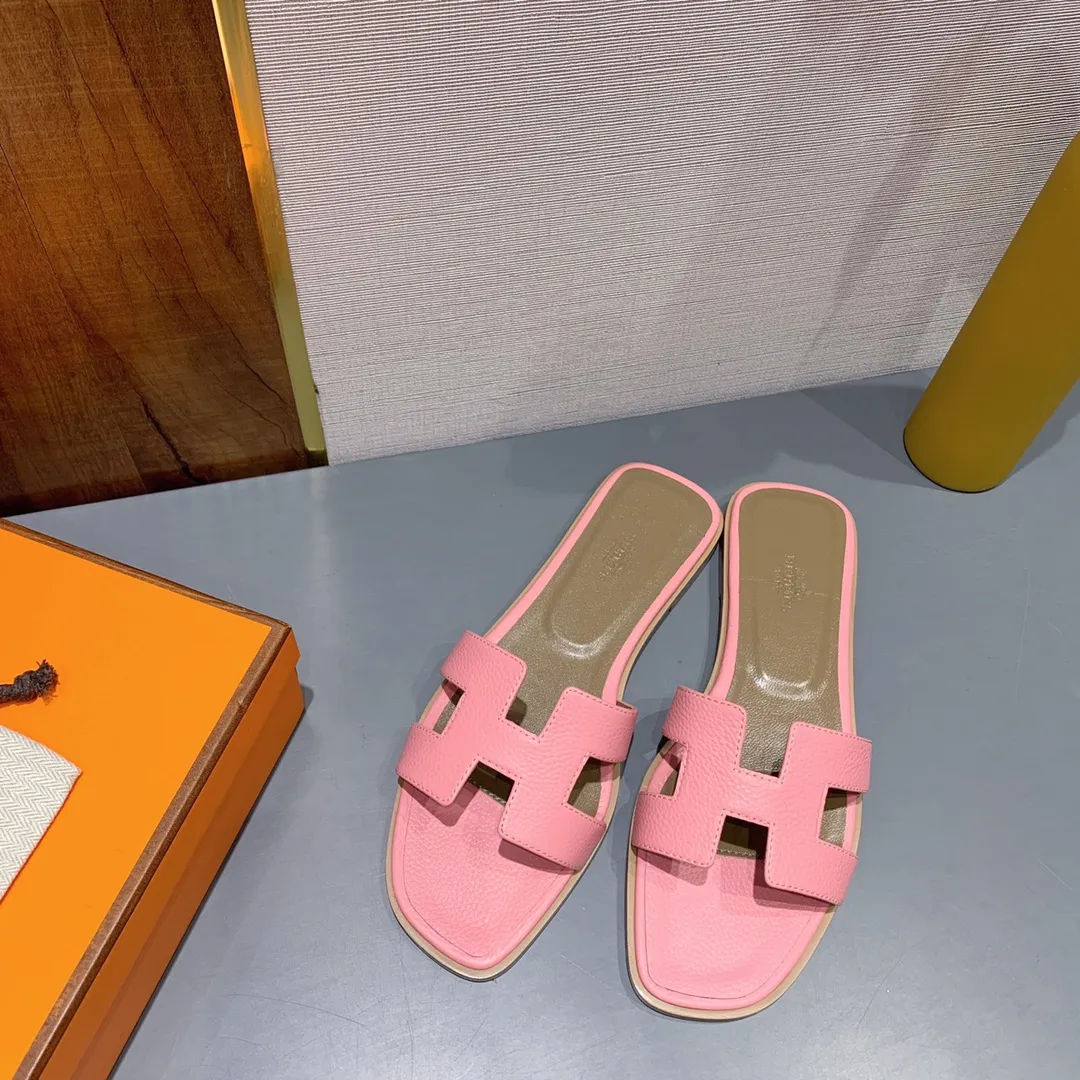 👟👟Ex-factory price 480👟👟 Litchi pattern cowhide series Newly revised version (Hermès) Packaging upgrade, version workmanship and material upgrade Hermes The highest version of handmade shoes in the market Top product Hermès H slippers Flat slippers —————————— The most classic, real handmade shoes, even the number of stitches is the same as the original version, purely handmade by masters The highest version in the industry Italian imported cowhide + original customized Australian sheepskin feet + genuine leather outsole, top exclusive packaging box 35-39 (34.40.41.42 custom-made, non-refundable)